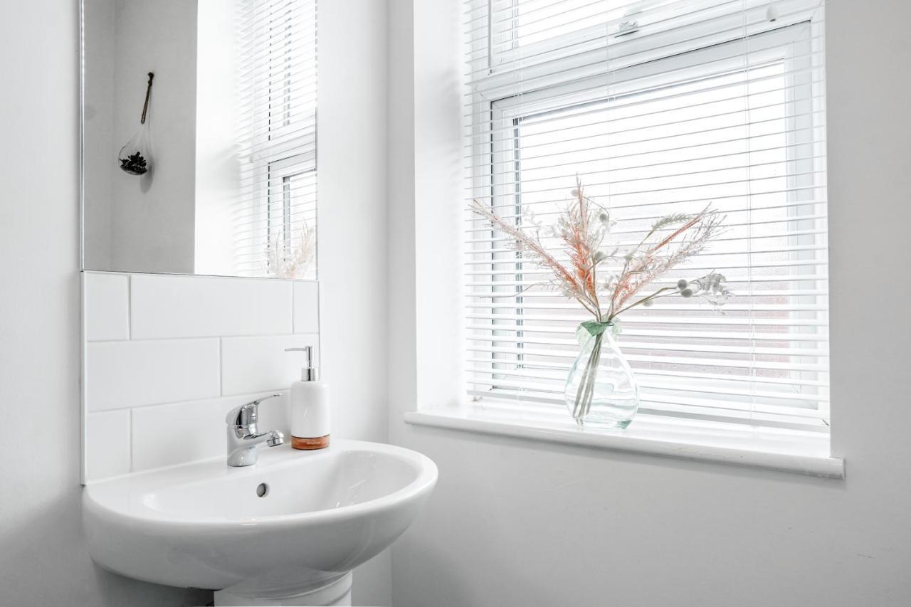 Spacious 4 Bedroom House Near Leeds Cc Beeston Hill Экстерьер фото