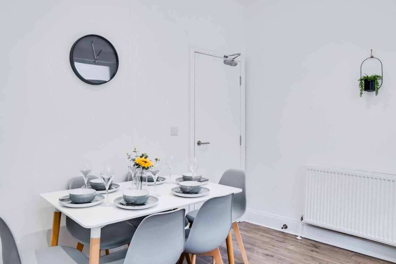 Spacious 4 Bedroom House Near Leeds Cc Beeston Hill Экстерьер фото